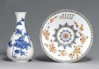 20TH CENTURY A BLUE AND WHITE PEAR-SHAPED VASE； AND AN EGGSHELL FLARING BOWL